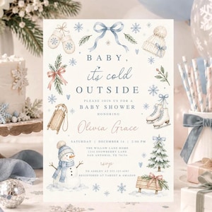 Op de afbeelding: Een uitnodigingskaart voor een babyshower met aquarelillustraties van wanten, een muts, een slee, schaatsen, een sneeuwpop en een dennenboom. De tekst luidt: BABY, its cold OUTSIDE, PLEASE JOIN US FOR A BABY SHOWER HONORING Olivia Grace.