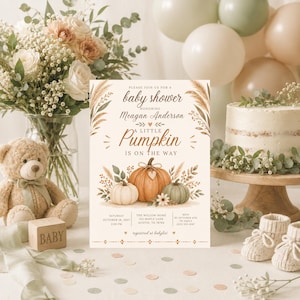 Puede incluir: Una tarjeta de invitación rectangular para baby shower con fondo crema, ilustrada con tres calabazas y tallos de trigo secos. El texto dice: Please join us for a baby shower honoring Meagan Anderson, A Little Pumpkin Is On The Way.