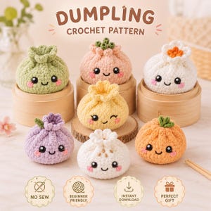 Può includere: Una collezione di sei peluche a forma di gnocco all'uncinetto con volti ricamati, incluse versioni verde, pesca, bianca, gialla, viola e arancione. Il testo DUMPLING CROCHET PATTERN è in alto, con icone per NO SEW, BEGINNER FRIENDLY, INSTANT DOWNLOAD e PERFECT GIFT in basso.