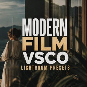 Op de afbeelding: Een digitale productadvertentie met de tekst MODERN FILM VSCO LIGHTROOM PRESETS in witte en gouden letters over een foto van een persoon in een lichtgekleurde jurk die bij een raam met uitzicht op water staat.