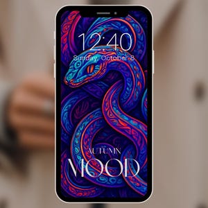 Peut inclure: Un smartphone affichant un fond d'écran numérique représentant un serpent enroulé dans des tons vifs de bleu, violet et orange. L'écran indique l'heure 12:40, la date Sunday, October 8, et le texte AUTUMN MOOD en police serif blanche.