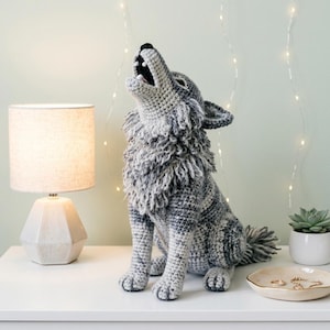 Patrón de ganchillo de lobo aullador Patrón de lobo amigurumi Tutorial de peluche de lobo realista PDF Patrón de ganchillo Decoración de estante de animales Descarga digital