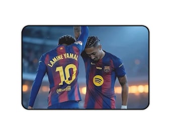 Puede incluir: Una impresión rectangular que muestra a dos jugadores de fútbol con camisetas a rayas azules y rojas. El jugador de la izquierda lleva una camiseta con el nombre LAMINE YAMAL y el número 10 en amarillo. El de la derecha lleva un logo Spotify amarillo.