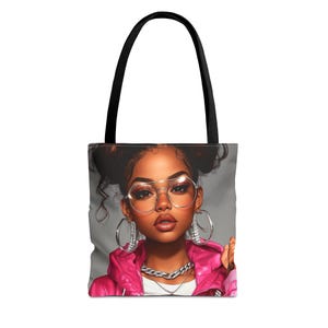 Peut inclure: Un sac fourre-tout avec une illustration graphique d'une personne à la peau foncée, coiffée de deux chignons hauts, portant de grandes lunettes à monture transparente, des créoles argentées, un collier à chaîne argentée et une veste à capuche rose vif.