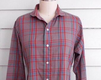 1970s cotton plaid shirt / Small Medium Large vintage button down shirt / ladies collared blouse in gray blue red and green