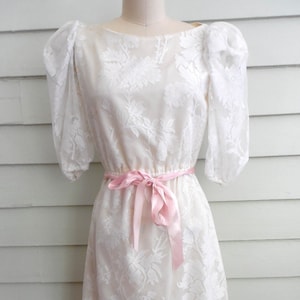 ON SALE!! 1960s white lace dress / Small to Medium vintage knee-length puff sleeve dress / wedding dress