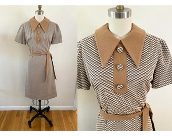 vintage 1960s 1970s tan, green, and white chevron houndstooth knit dress / medium to large short sleeve shift dress / knee length mod dress