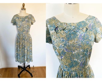 vintage 1970s floral dress / medium to large patterned fit and flare dress / short sleeve pleated skirt cut-out detail / green blue purple