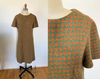 vintage 1960s 1970s green and orange houndstooth knit dress / medium to large short sleeve shift dress / knee length