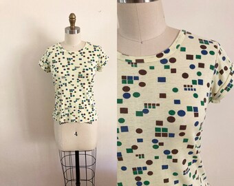 vintage 1970s cotton t-shirt / small pale yellow geometric pattern ladies top / short sleeved shirt in brown, green, and yellow / tee shirt