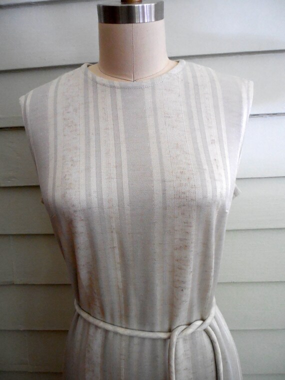 1970s silvery gray shift dress with stripes and b… - image 5