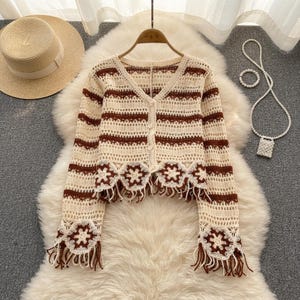 Cardigan da donna con ricamo floreale all'uncinetto, maglia aperta e bottoni.