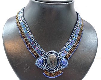 Collar llamativo de larvikita y lapislázuli / Joyería única con bordado de cuentas / Collar artesanal hecho a mano