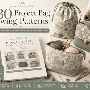 Op de afbeelding: Een verzameling naaipatronen getiteld 30 Project Bag Sewing Patterns, met een tas met trekkoord, een schoudertas en een etui met rits in saliegroene bloemenstof. Inclusief naaigerei, garen en een meetlint op een stoffen ondergrond.
