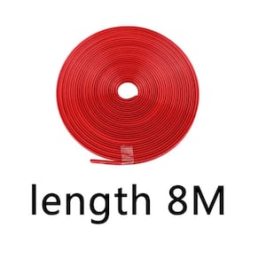 Puede incluir: Una tira de moldura flexible de color rojo brillante enrollada en forma circular, asegurada con un peque&ntilde;o trozo de cinta adhesiva transparente. El texto "length 8M" est&aacute; impreso en negro debajo de la bobina, indicando la longitud total.