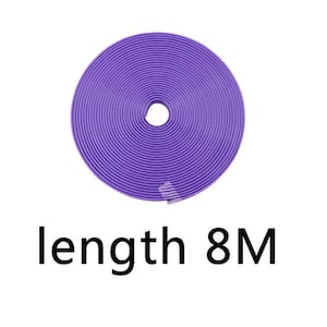 Puede incluir: Una bobina circular de material de moldura o borde flexible de color morado con una textura lisa y acanalada. La bobina est&aacute; asegurada con un peque&ntilde;o trozo de cinta adhesiva transparente. Debajo, el texto length 8M aparece en fuente negra.