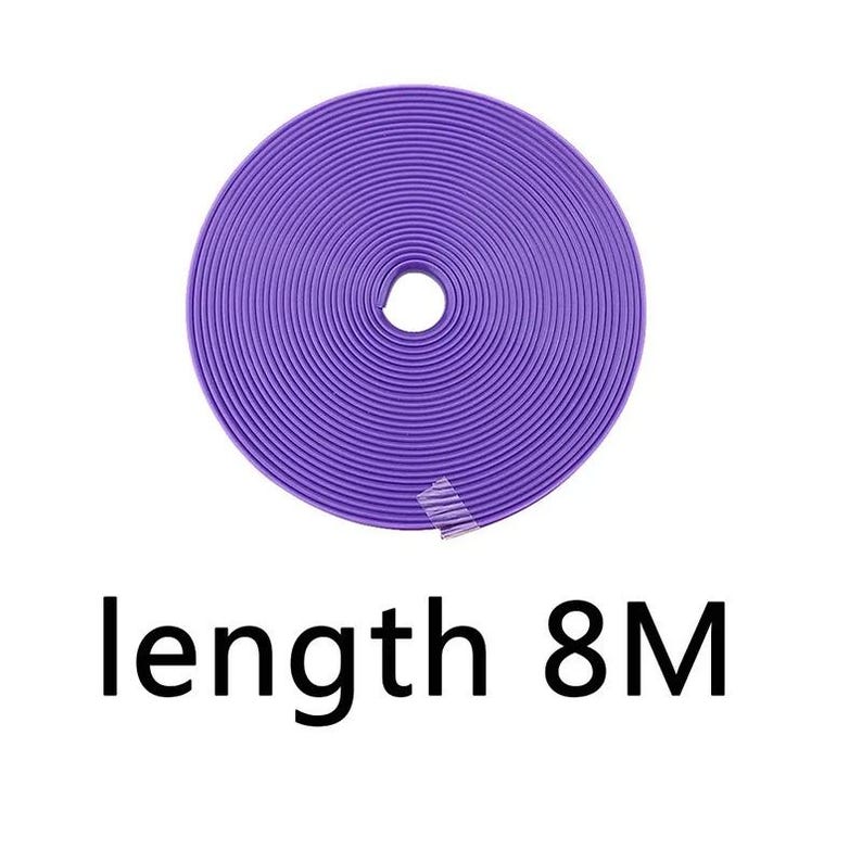 Puede incluir: Una bobina circular de material de moldura o borde flexible de color morado con una textura lisa y acanalada. La bobina est&aacute; asegurada con un peque&ntilde;o trozo de cinta adhesiva transparente. Debajo, el texto length 8M aparece en fuente negra.