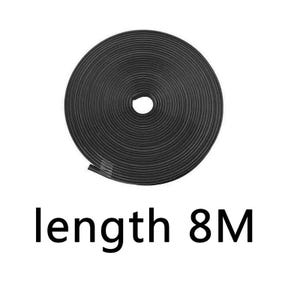 Puede incluir: Una tira de sellado de goma negra enrollada en forma circular. El material tiene una textura suave y consistente con un grosor uniforme en todo el rollo. Debajo de la bobina, el texto length 8M est&aacute; impreso en una fuente negra sin remates.