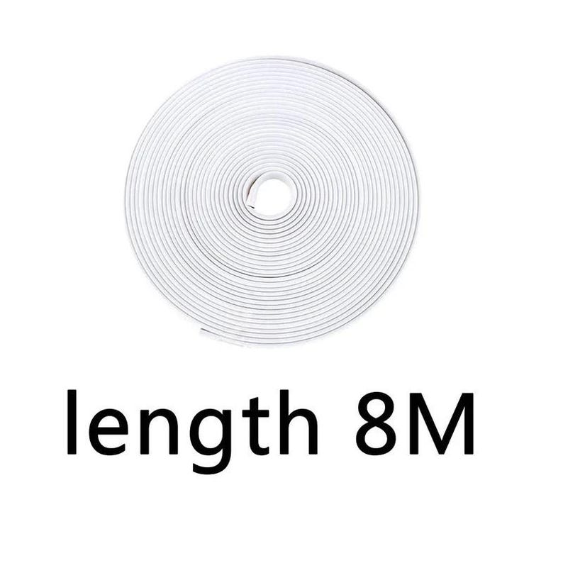 Puede incluir: Una tira blanca enrollada de material de sellado adhesivo dispuesta en un patr&oacute;n circular. El texto length 8M est&aacute; impreso en negro debajo de la bobina, indicando que la longitud total del producto es de 8 metros en esta unidad.