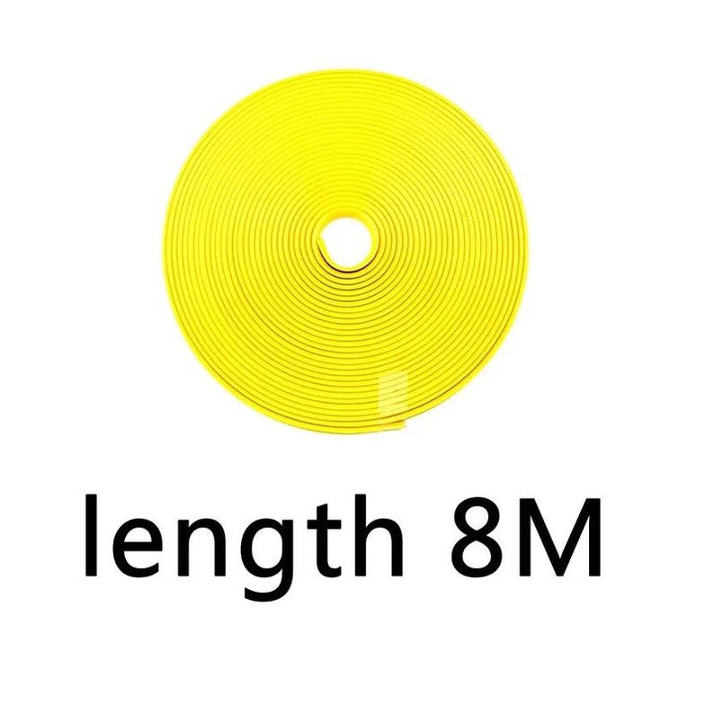Puede incluir: Una bobina de color amarillo brillante de moldura flexible o cinta adhesiva enrollada en forma circular. El producto tiene la etiqueta length 8M, lo que indica una longitud total de 8 metros para este rollo continuo de material.