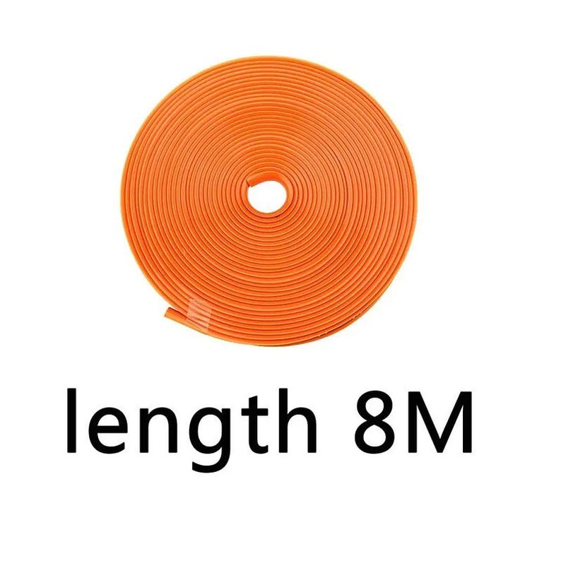 Puede incluir: Una bobina de color naranja brillante de material flexible para bordes o adornos, dispuesta en un patr&oacute;n de espiral circular. El producto tiene la etiqueta length 8M, que indica una longitud total de 8 metros para esta tira continua.