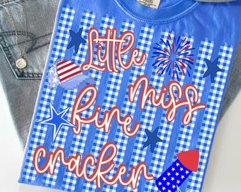 Little Miss Firecracker PNG, retro blauwe strepen 4 juli-sublimatie, patriottisch Amerikaans meisje Land of the Free Digital
