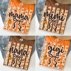 Peut inclure: Une collection de quatre t-shirts dans des tons orange et marron, chacun présentant un motif à rayures verticales avec des tournesols, des citrouilles et des glands. Chaque t-shirt affiche un mot central en noir, mama, mimi, nana ou gigi.