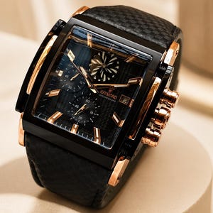 Könnte beinhalten: Eine quadratische Raymond Chronographen-Armbanduhr mit schwarzem, strukturiertem Zifferblatt und roségoldenen Akzenten. Die Uhr verfügt über ein schwarzes Armband in Carbonfaser-Optik, drei Hilfszifferblätter und drei roségoldene Drücker am Gehäuse.