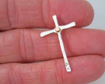 Cruz de plata esterlina con detalle de oro de 14k