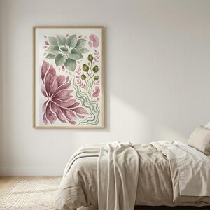K&ouml;nnte beinhalten: Ein gerahmter vertikaler Wandkunstdruck mit einer Aquarellillustration botanischer Elemente, darunter gro&szlig;e salbeigr&uuml;ne Bl&auml;tter, tiefviolette Bl&uuml;tenbl&auml;tter, d&uuml;nne gr&uuml;ne St&auml;ngel mit kleinen runden Knospen und wellenf&ouml;rmige gr&uuml;ne Linien auf wei&szlig;em Hintergrund.