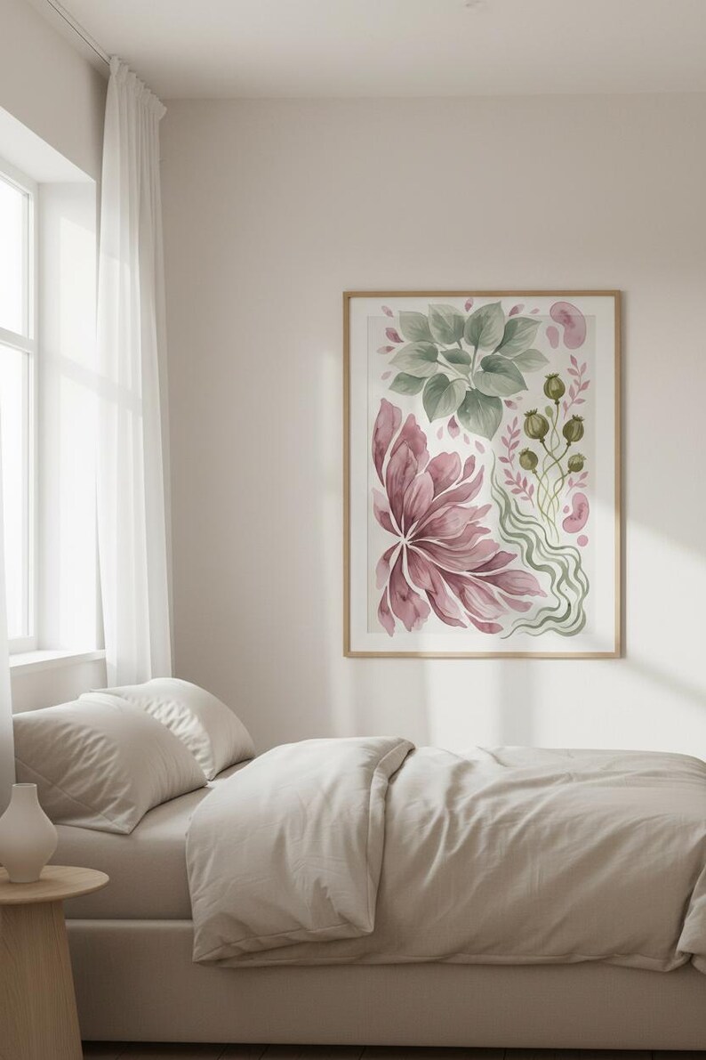 K&ouml;nnte beinhalten: Ein gerahmter Kunstdruck mit einer Aquarellillustration aus gro&szlig;en malvenfarbenen Bl&uuml;tenbl&auml;ttern, gr&uuml;nem Blattwerk und kleinen Samenkapseln. Das Kunstwerk befindet sich in einem hellen Holzrahmen und h&auml;ngt an einer Wand &uuml;ber einem Bett.