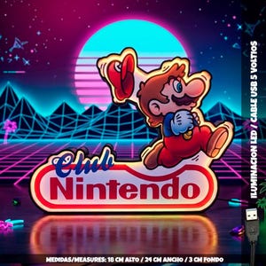 Puede incluir: Un letrero LED de Club Nintendo con un personaje de dibujos animados con gorra roja, camisa azul y peto rojo. El letrero incluye el texto Club Nintendo y mide 18 cm de alto, 24 cm de ancho y 3 cm de fondo, con cable USB de 5 voltios.
