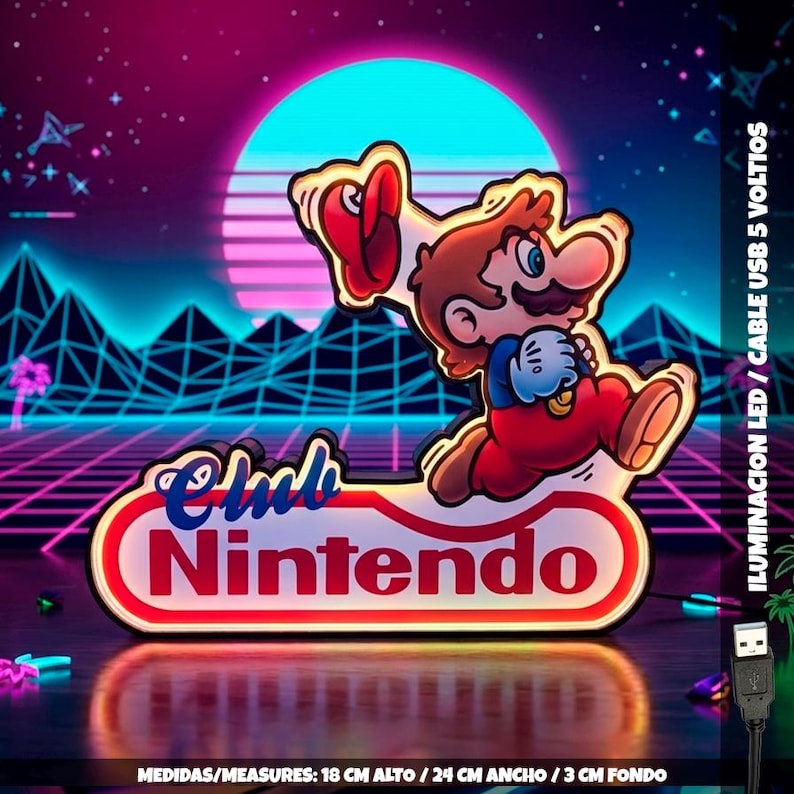 Puede incluir: Un letrero LED de Club Nintendo con un personaje de dibujos animados con gorra roja, camisa azul y peto rojo. El letrero incluye el texto Club Nintendo y mide 18 cm de alto, 24 cm de ancho y 3 cm de fondo, con cable USB de 5 voltios.