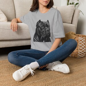 Puede incluir: Una camiseta gris claro de manga corta con una ilustración gráfica en blanco y negro de la cabeza de un perro Cane Corso en el pecho, con el texto "CANE CORSO" impreso en pequeñas letras mayúsculas negras debajo de la barbilla.