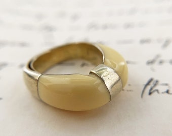 Vintage Cream Lucite Ring Set in Silver (US Ring Size 4.5)