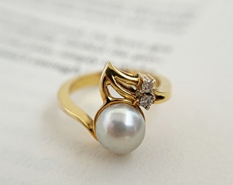 Vintage 14K Gold Pearl Ring with 2 Small Side Diamonds (US Ring Size 6)