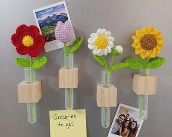 Magnete da frigo a forma di fiore all'uncinetto fatto a mano, decorazione per la cucina in stile cottagecore, regalo per gli amanti delle piante