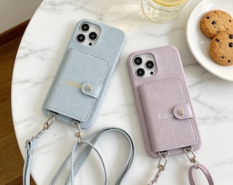Custodia a tracolla in vera pelle per iPhone con scomparti per carte e tracolla lunga. Possibilità di incisione personalizzabile. Compatibile con iPhone.
