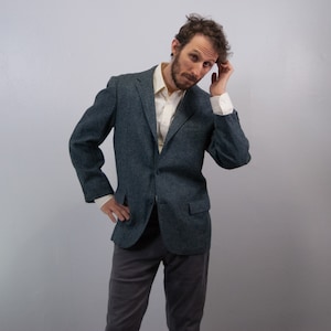 Vintage 1980s Men&#39;s Marine Blue Herringbone Tweed Sport Coat / Professors Sportcoat / Fits 36R or 38S