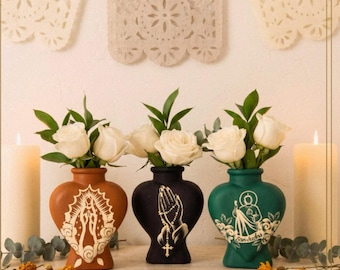 Juego de jarrones con forma de corazón pintados a mano con la Virgen de Guadalupe, San Judas y manos rezando / Decoración religiosa mexicana / Regalo católico / Jarrones de vidrio imitación arcilla