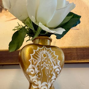 Virgencita en Oro heart vase