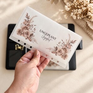 Personalisierter Budgetumschlag A6 aus Frostyfolie mit braunem Vintage-Rosenmotiv