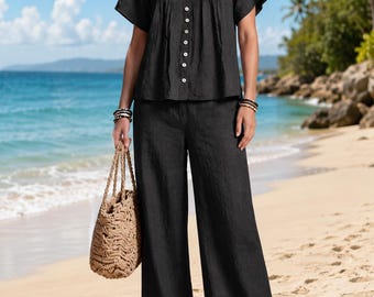 Completo due pezzi in lino da donna, composto da pantaloni a gamba larga, outfit estivo casual, completo coordinato dalla vestibilità ampia, abbigliamento da resort, outfit per vacanze al mare.