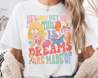Camiseta "Hey Now This Is What Dreams Are Made Of", camiseta retro de los 2000 con un toque nostálgico, ropa inspirada en Lizzie McGuire, camiseta de estrella del pop estilo Y2K.