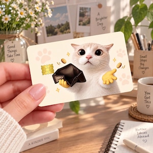 Könnte beinhalten: Eine rechteckige Karte mit einer hellen Katze mit großen Augen, die eine offene schwarze Geldbörse hält. Die Katze trägt gelbe Handschuhe, und goldene Münzen sowie ein goldener Chip-Icon schweben daneben. Der Hintergrund ist cremefarben mit Pfoten.
