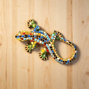 Può includere: Un ornamento decorativo da parete a forma di lucertola, caratterizzato da un colorato motivo a mosaico composto da piccole tessere lucide nei toni del blu, giallo, rosso, verde e nero, con la coda curva in un anello circolare sul lato destro.