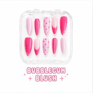 Op de afbeelding: Een set van tien amandelvormige press-on nagels in een doorzichtig plastic doosje, met diverse tinten roze, waaronder effen lichtroze, effen felroze, roze stippen op een lichtroze basis en roze French tips. De tekst BUBBLEGUM BLUSH staat eronder.