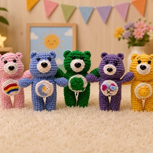 Pode incluir: Cinco ursos de crochê feitos à mão nas cores rosa, azul, verde, roxo e amarelo. Cada urso apresenta um focinho branco, olhos pretos e um emblema bordado único na barriga, incluindo desenhos de arco-íris, lua crescente, trevo, coração e sol.