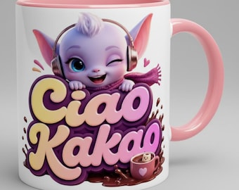 Può includere: Una tazza in ceramica bianca con bordo e manico rosa, raffigurante una creatura viola con cuffie e sciarpa che fa l'occhiolino sopra la scritta Ciao Kakao in grandi lettere colorate e bombate, accompagnata da una piccola tazza di cacao.