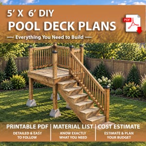 Könnte beinhalten: Ein 5' x 6' DIY-Pooldeck-Plan im druckbaren PDF-Format. Das Bild zeigt eine Holzterrasse mit Geländer und Treppen auf Betonfundamenten, begleitet von Text mit einer Materialliste und einer Kostenschätzung für den Bau.